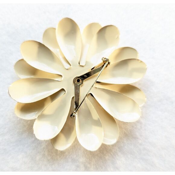 Cream Button Flower - Picture 3 of 6